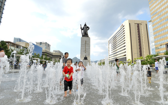 서울 광화문광장 분수에서 어린이들이 물놀이를 하며 더위를 식히고 있다. 내일(25일)은 대부분의 지역에서 낮 최고기온 33도 안팎을 기록할 것으로 보인다. /사진=뉴스1