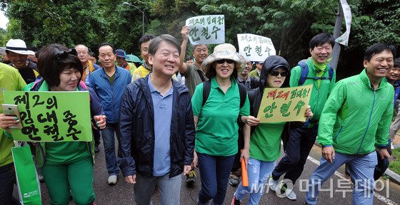  안철수 국민의당 전 대표가 28일 오전 광주 동구 무등산에서 시민들과 함께 등반하고 있다. 2016.8.28/뉴스1  
