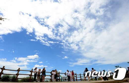 선선한 초가을 날씨를 보인 28일 서울 마포구 하늘공원에서 시민들이 파란 가을 하늘을 보며 휴일을 만끽하고 있다. 2016.8.28/뉴스1 © News1 황기선 기자