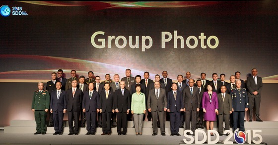  박근혜 대통령이 9일 서울 웨스턴조선호텔에서 열린 2015 서울안보대화에 참석해 기념촬영을 하고 있다./사진=뉴스1