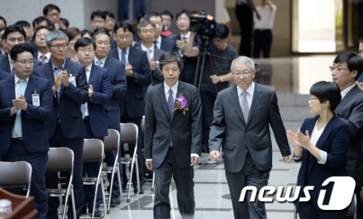 [사진]함께 입장하는 김재형 대법관-양승태 대법원장