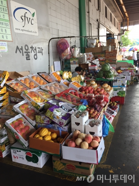 추석을 열흘 앞둔 지난 5일 가락시장 청과물코너에 각종 과일들이 진열되어 있다./사진=김도영 기자