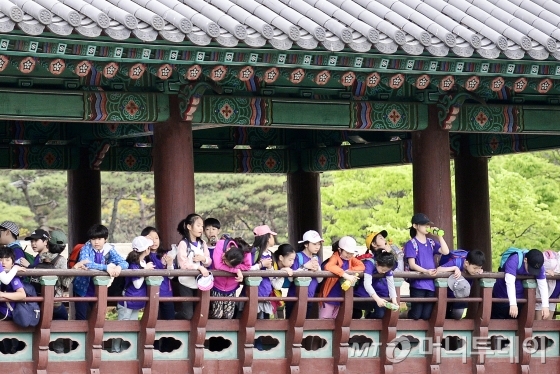 서울 중구 남산골한옥마을에서 소풍온 학생들이 즐거운 한때를 보내고 있다. / 사진 = 머니투데이DB