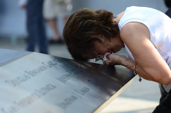 한 여인이 2013년 9월11일 미국 뉴욕 맨해튼 남쪽의 '그라운드 제로'에서 열린 9·11 테러 12주년 추모식에서 자신의 딸의 이름이 적힌 곳 앞에 서서 울음을 터뜨리고 있다./사진=머니투데이DB