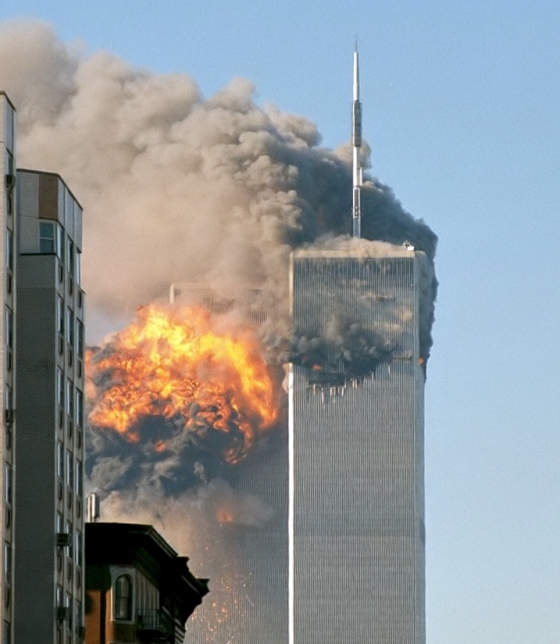 2001년 9월11일 세계무역센터 남쪽 건물이 비행기와 충돌한 후 북쪽과 부딪치는 모습. /사진=위키피디아