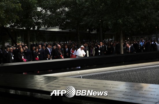 프란치스코 교황이 2015년 9월 그라운드 제로를 방문해 희생자들과 유가족을 위해 기도하고 있다./사진=AFPBBNews