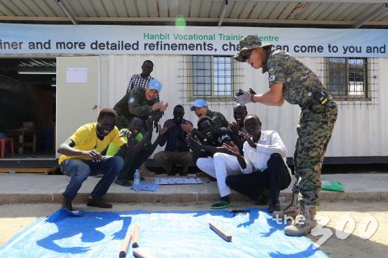 남수단에서 재건활동중인 한빛부대 6진 장병들과 현지주민들이 윷놀이를 하고 있다./사진=합동참모본부 제공