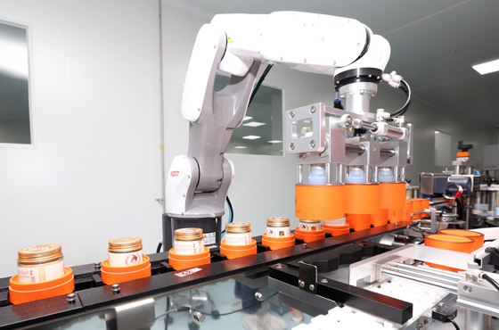코스나인 공장에서 로봇을 활용해 제품을 제조하고 있다./사진제공=코스나인