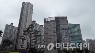서울시가 2030도시기본계획에 아파트 층수를 35층 이하로 제한하는 데 참고가 된 33층 한강변 잠실 리센츠 단지 전경. @머니투데이 DB.
