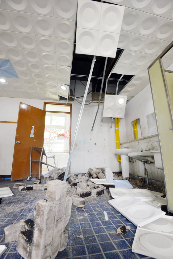 지난 12일 발생한 경주 지진으로 피해입은 한 학교의 모습. /사진=뉴스1