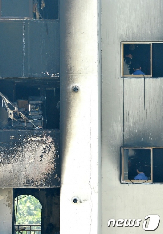 [사진]검게 그을린 쌍문동 아파트 화재현장