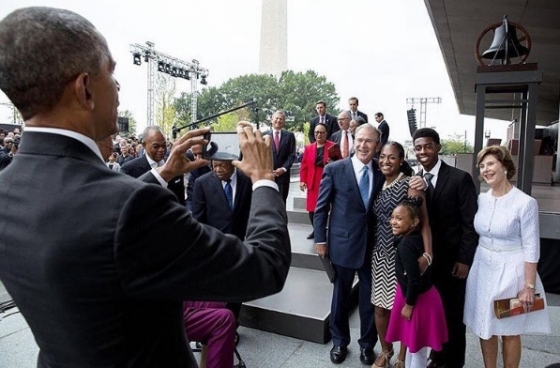 오바마  대통령이 부시 전대통령의 기념사진을 찍어주고 있다./사진=조지 W 부시 인스타그램
