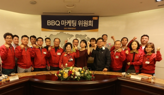 이달 27일 서울 송파구 제너시스BBQ 본사에서 열린 '패밀리 마케팅 위원회'에 참석한 제너시스BBQ 임직원들과 가맹점주 대표들이 기념촬영을 하고 있다. 