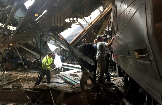 29일(현지시간) 미국 뉴저지 주 호보컨 역에서 발생한 열차 사고 현장./사진제공=블룸버그