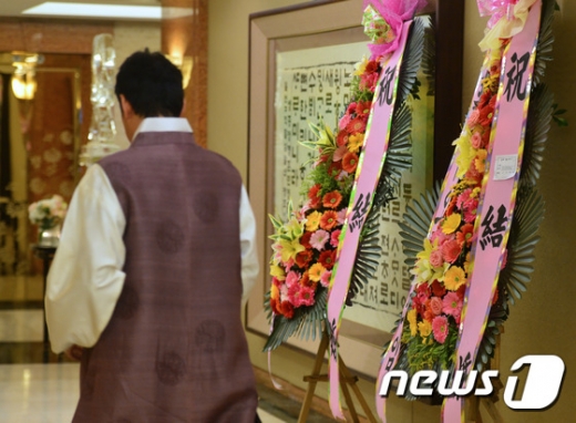 [사진]김영란법 시행...호텔 결혼식장에 놓인 화환
