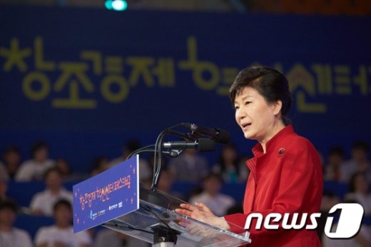 박근혜 대통령이 지난해 대전 대덕연구단지 카이스트에서 열린 창조경제혁신센터 페스티벌 개막식에 참석한 모습/사진=뉴스1