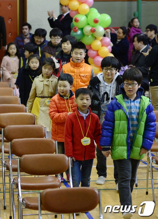 서울 종로구 교동초등학교에서 열린 입학식에 1학년 신입생들이 6학년 선배들의 손을 잡고 입장하고 있다. /뉴스1 © News1