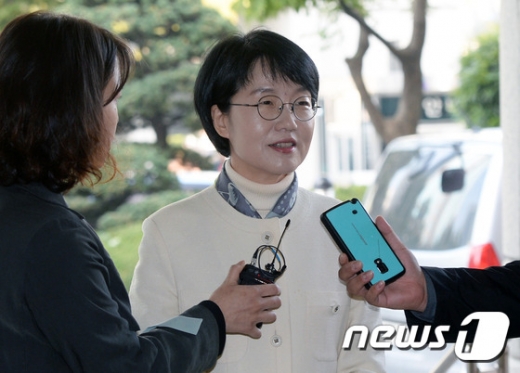 [사진]기자들의 질문받는 박선숙 의원