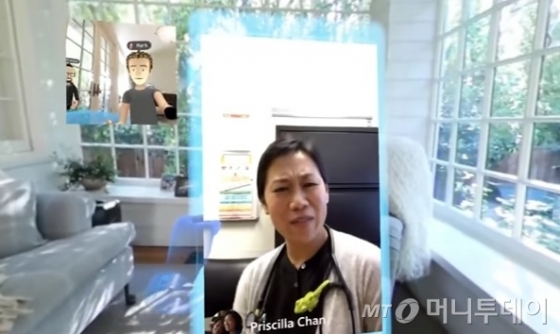 /마크 저커버그 페이스북 창업자 겸 CEO는 지난 6일 미국 캘리포니아주 새너제이에서 열린 오큘러스 개발자대회에서 가상현실(VR) 기기를 통해 외부에 있는 부인과 자신의 집 안에서 대화하는 모습을 시연했다./제공=오큘러스개발자대회