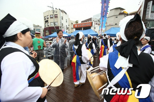 [사진]삼선녀 행렬 맞이하는 성북구청장