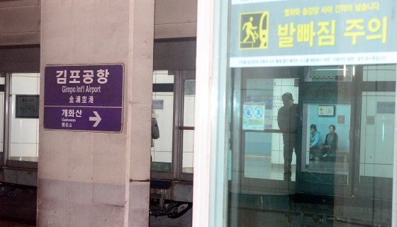 19일 오전 서울 강서구 지하철 5호선 김포공항역에서 승객 한명이 스크린도어에 끼어 사망하는 사고가 발생했다. 승객들이 열려있는 사고현장에 열려 있는 스크린도어를 바라보고 있다. 2016.10.19.<br /><br>
