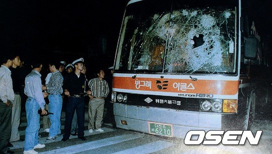 1986년 10월22일 프로야구 한국시리즈 3차전에서 해태 타이거즈는 삼성 라이온즈를 6-5로 역전승했다. 홈팀이 패배하자 삼성팬들은 해태 선수단의 버스에 난동을 부렸다./사진=OSEN