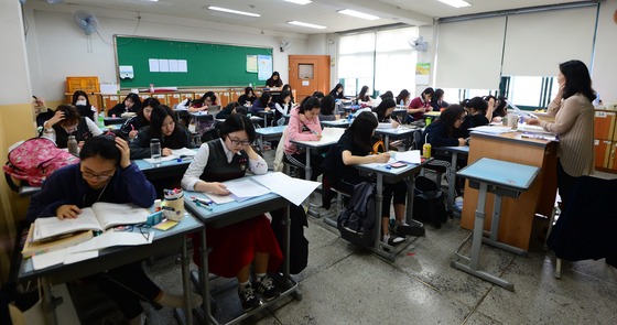  수능을 한 달 앞둔 지난 17일 오후, 서울 광진구 광남고등학교에서 고3 수험생들이 자습을 하고 있다. 2017학년도 대학수학능력시험은 오는 11월17일 치러지며 성적발표일은 12월7일이다./뉴스1