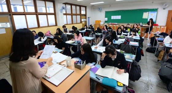  수능을 한 달 앞둔 지난달 17일 오후, 서울 광진구 광남고등학교에서 고3 수험생들이 수업을 듣고 있다. 2017학년도 대학수학능력시험은 오는 11월17일 치러진다./뉴스1