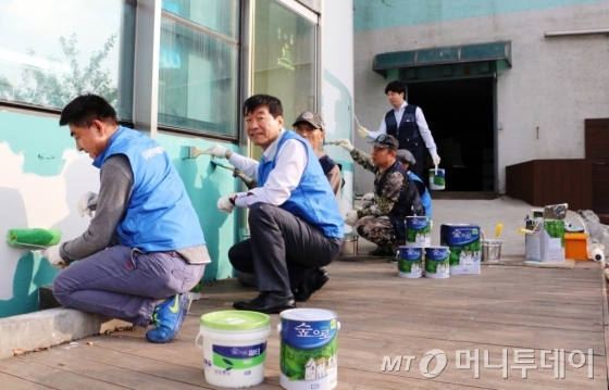 KCC는 인천 연수구 소재 중증 장애인 근로시설인 '해내기 보호작업장'에서 사회공헌활동을 펼쳤다/사진제공=KCC