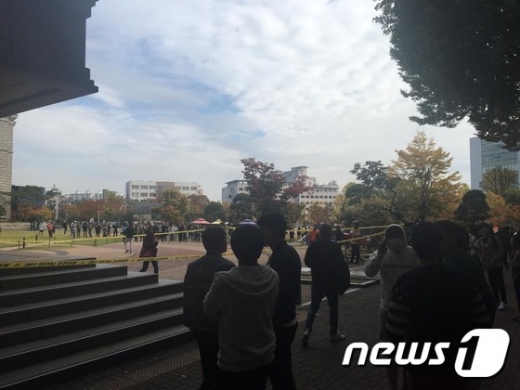 한국외대에서 28일 폭발물로 추정되는 가방이 발견돼 학생들이 대피하는 소동이 벌어졌다. (외대교지 페이스북 인용) © News1