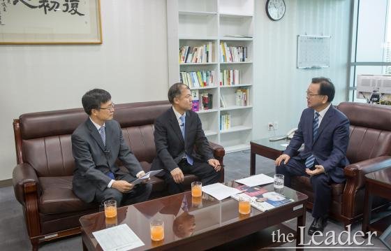 ▲(왼쪽부터) 홍찬선 더리더 편집인, 김택환 전 경기대학교 교수, 김부겸 더불어민주당 의원