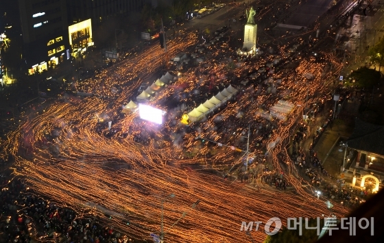 5일 저녁 서울 광화문광장에서 열린 '모이자! 분노하자! 내려와라 박근혜 2차 범국민행동' 문화제에 참석한 시민들이 행진하고 있다. /사진=홍봉진 기자