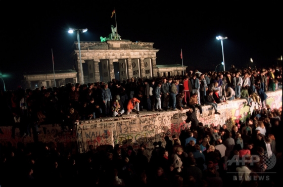 1989년 11월9일 수천명의 동·서독 주민들이 베를린 장벽에 몰려 있다./사진=AFPBBNews=뉴스1