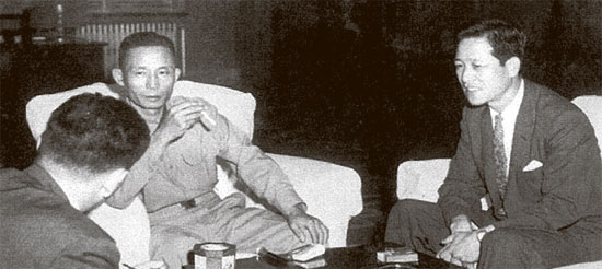 1961년 8월31일 서울 중앙정보부 남산청사를 방문한 박정희 전 대통령과 대화를 나누는 김종필 중앙정보부장(오른쪽). /사진=국가기록원 제공