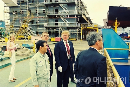 1998년 6월5일 경남 거제 대우조선해양 옥포조선소를 방문한 도널드 트럼프 미국 대통령 당선자(오른쪽 두번째)에게 임문규 당시 대우조선해양 생산담당 상무가 현황을 설명하고 있다. /사진=대우조선해양