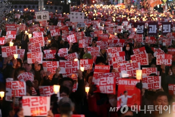 29일 오후 서울 종로구 청계광장에서 열린 '모이자 분노하자 내려와라 박근혜' 촛불집회에서 촛불을 든 시민들이 구호를 외치고 있다.