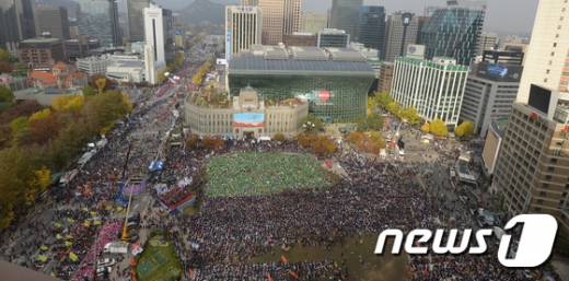 [사진]서울광장으로 몰려드는 시민들