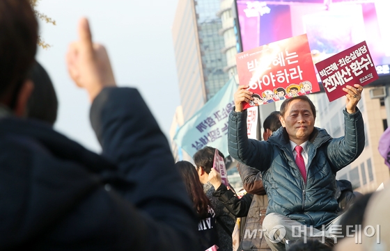 [사진]'박근혜는 하야하라' 피켓 든 시민에게 엄지 척