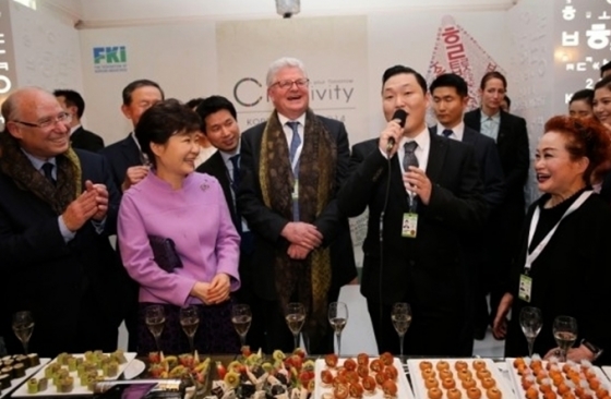 박근혜 대통령이 2014년 1월 21일 오후(현지시간) 스위스 다보스 벨베데레호텔에서 열린 "한국의 밤" 행사에 참석하고 있다.사진 오른쪽이 이미경 전 CJ그룹 부회장(청와대)