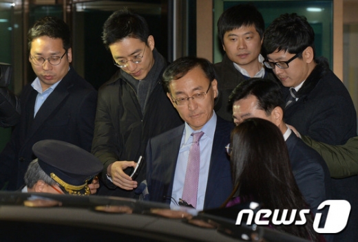 [사진]퇴근하는 김수남 총장