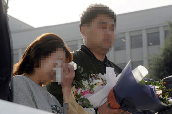 17일 광주고등법원에서 ‘약촌오거리 살인사건’ 재심에서 무죄를 선고받은 최모씨(31·오른쪽)가 법원 앞에서 기자회견을 하고 있다. 최씨 어머니는 감정에 북받쳐 눈물을 흘렸다./사진=뉴스1