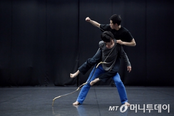 오는 25~26일 '춤의 연대기' 공연에 오르는 박순호 안무의 '조절하다' 공연 연습 모습/사진제공=국립국악원