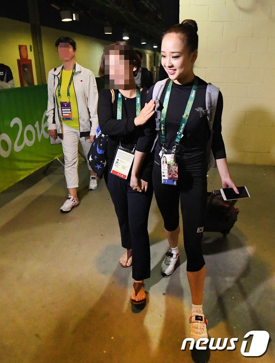 2016년 리우올림픽 당시 손연재(오른쪽)가 어머니와 손을 잡고 경기장을 나서고 있다./사진=뉴스1