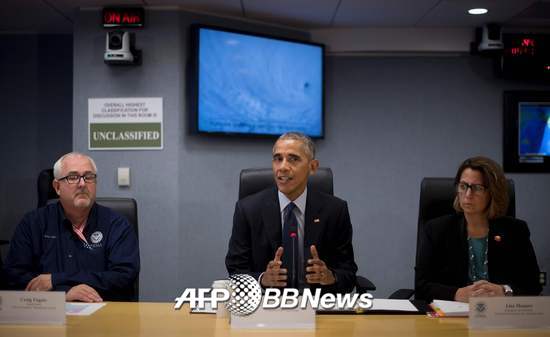지난달 4일 미국 동부 허리케인 '매슈'가 덮친 가운데 오바마 대통령(가운데)이 워싱턴 연방재난관리청(FEMA)에서 회의를 주도하고 있다./사진=AFPBBNews=뉴스1