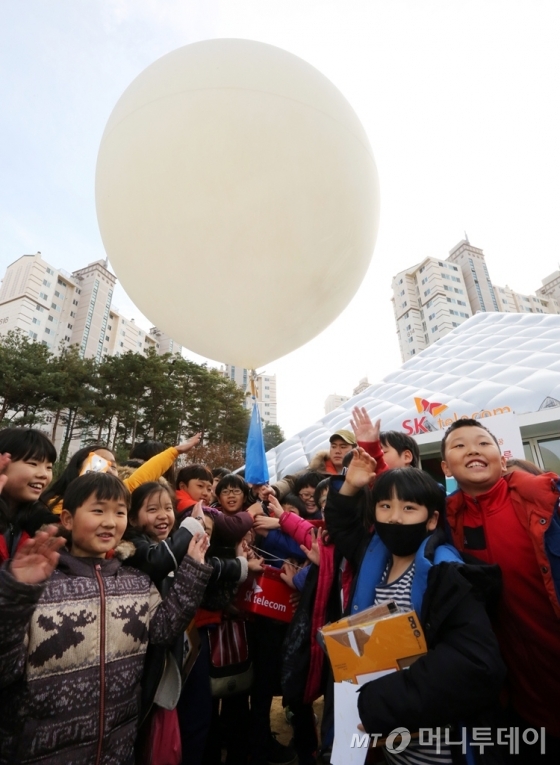 각리초등학교 학생들이 운동장에서 '우주 풍선 날리기'에 참여하고 있는 모습. /사진제공= SK텔레콤