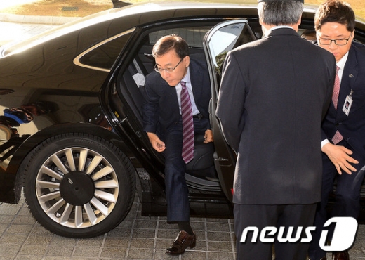 [사진]차량에서 내리는 김수남 검찰총장