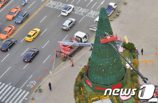 [사진]크리스마스 트리 설치되는 서울광장