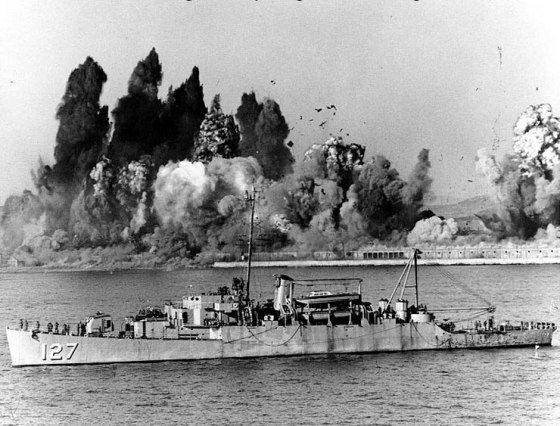 한국전쟁 당시 흥남 철수 직후 폭파된 부두와 미국의 배./사진=위키미디아