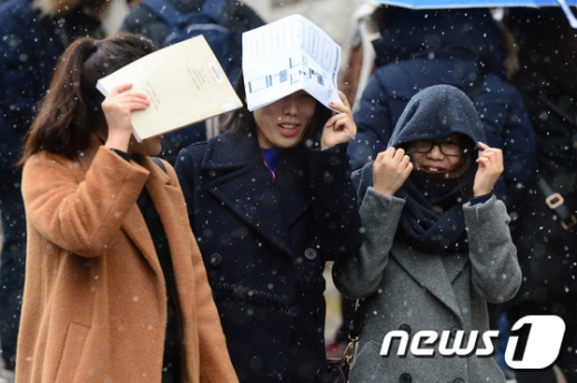 [사진]'우산은 없지만 반가운 첫 눈'