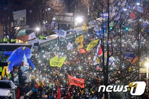 26일 오후 서울 종로구 청운동주민센터 앞 거리에 '청와대 인간띠 잇기' 행진에 참가한 시민들이 촛불을 들고 운집해 있다. © News1 민경석 기자